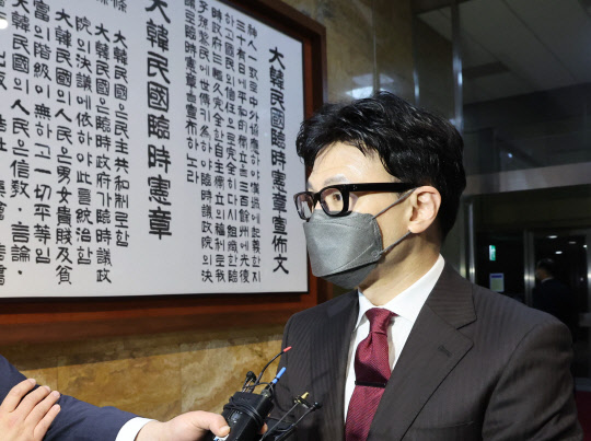 한동훈 법무부 장관이 24일 새벽 국회 본회의에서 2023년도 예산안이 의결 통과된 뒤 본회의장을 나서며 취재진의 질문에 답변하고 있다. [연합뉴스]